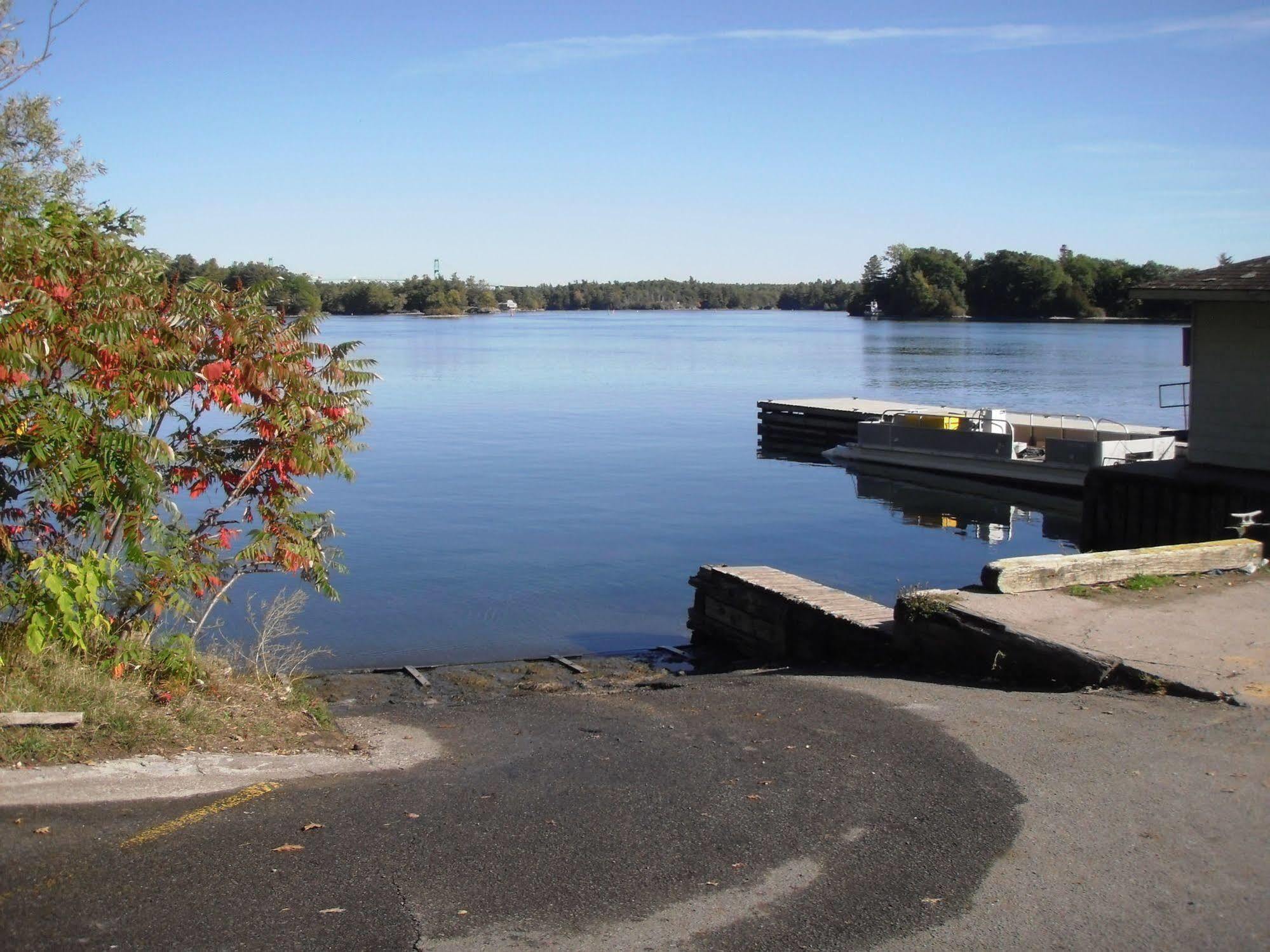 Capricorn Motel Royale 1000 Islands Lansdowne Exterior foto